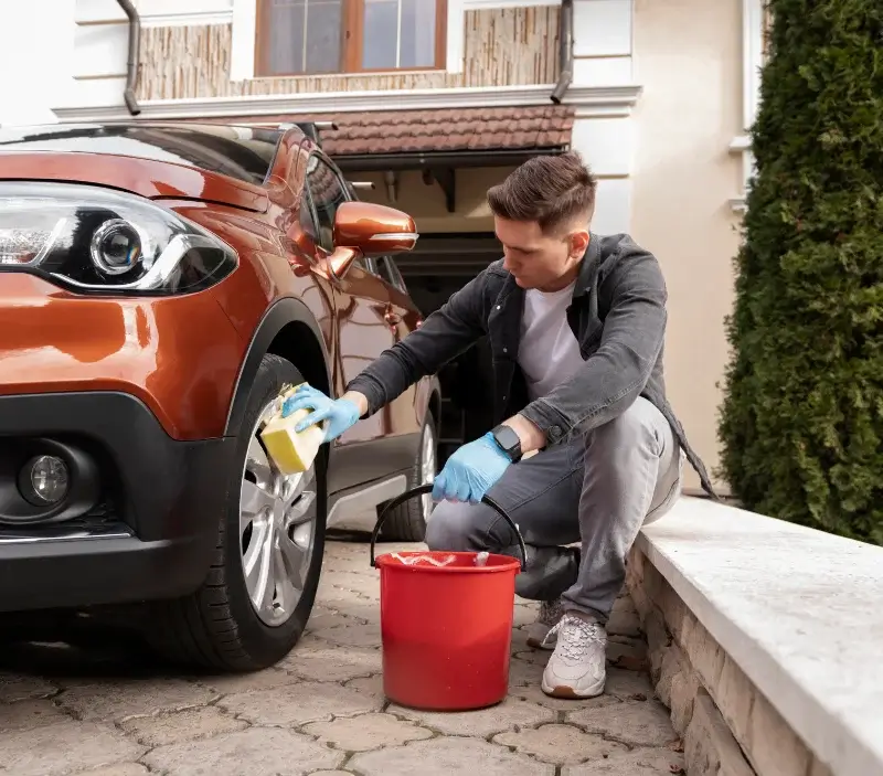Lavage auto à domicile Plouisy : professionnel intervenant sur un véhicule